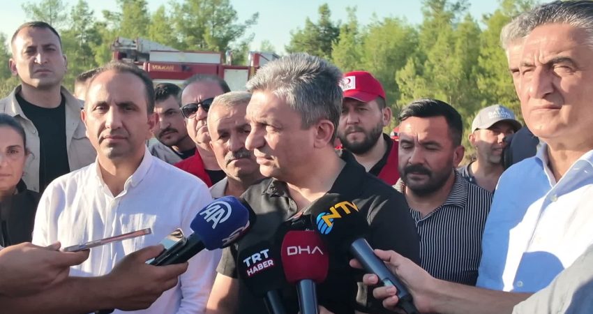 Antalya Valisi Şahin, Aksu’da 2 gün önce başlayan yangının Kepez’in bir mahallesinde sürdüğünü bildirdi Antalya Valisi Hulusi Şahin, Antalya'nın Aksu ilçesinde geçen pazartesi çıkan