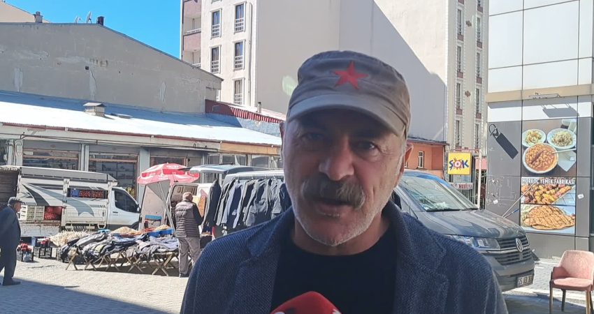 Ardahanlı besici: “Halk bankalara gırtlağa kadar borçlu” Ardahan’da pazarda alışveriş yapan vatandaşlar, artan fiyatlara ve hayat pahalılığına
