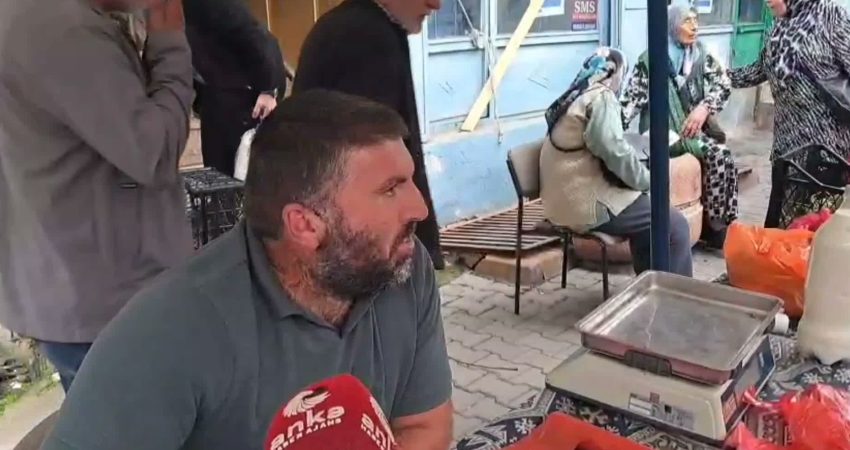 Artvin pazarında alışverişe çıkan emekli bir vatandaş, “Yiyecek mi alalım,