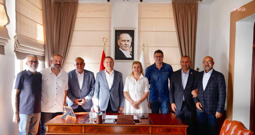 Ayvalık Belediye Başkanı Mesut Ergin, aralarında YENİ Parti Kadın Kolları Genel