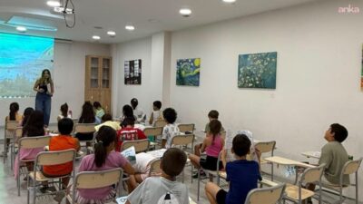 Ayvalık Belediyesi Cihan Şişman Gençlik Merkezi’nde düzenlenen yaz dönemi kurslarından