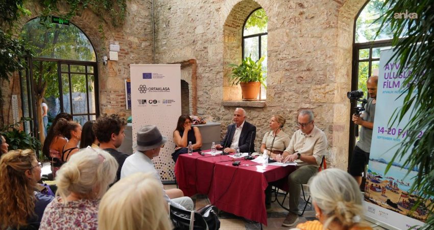 Ayvalık’ın sinema hafızası, Uluslararası Film Festivali’nde yeniden hayat buluyor Ayvalık Uluslararası Film Festivali’nin özel oturumlarından "Kent Hafızası" söyleşisinde, kentin