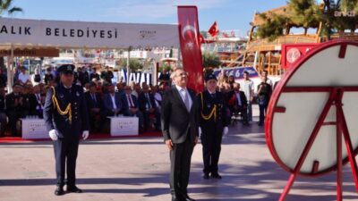 Ayvalık’ta 19 Eylül Gaziler Günü, Cumhuriyet Meydanı’nda düzenlenen törenle kutlandı. Programda