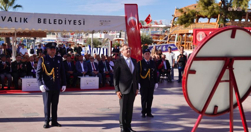 Ayvalık’ta 19 Eylül Gaziler Günü, Cumhuriyet Meydanı’nda düzenlenen törenle kutlandı. Programda