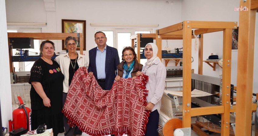 Ayvalık Belediye Başkanı Mesut Ergin, Girit (Sedefli) battaniyesinin yeniden yaşatılması