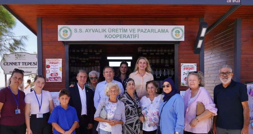 Ayvalık’ta kadınların el emeği, Cennet Tepesi’ndeki yeni satış noktasında tüketicilerle buluşuyor S.S. Ayvalık Üretim ve Pazarlama Kooperatifi, Cennet Tepesi’nde yeni satış