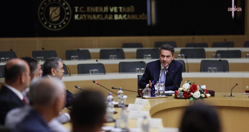 Bakan Bayraktar, madencilerle bir araya geldi: “Sorunun çözüme kavuşmuş olmasından büyük bir memnuniyet duyuyoruz” Enerji ve Tabii Kaynaklar Bakanı Alparslan Bayraktar, Türkiye Maden İşçileri