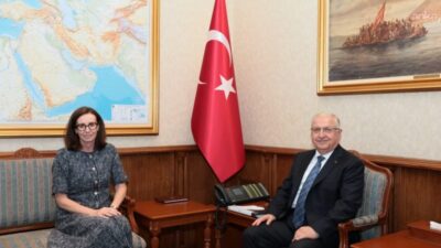 Milli Savunma Bakanı Yaşar Güler, Birleşik Krallık Ankara Büyükelçisi Jennifer