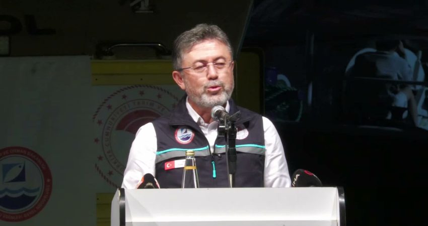 Bakan Yumaklı İzmir’de balıkçılarla “Vira Bismillah” dedi İzmir’de balıkçılar 2026-2027 sezonu av yasağının sona ermesiyle Tarım