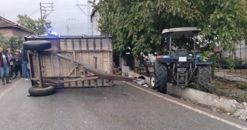 Balıkesir’in İvrindi ilçesinde tarladan dönen işçileri taşıyan traktörün römorkunun devrilmesi