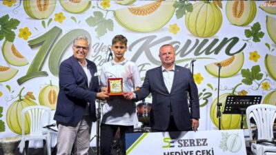 Bandırma Belediyesi tarafından düzenlenen 10. Yeşil Çomlu Kavun Festivali, kortej