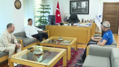İzmir Büyükşehir Belediye Başkanı Cemil Tugay, 20. Akdeniz Oyunları’nda hem