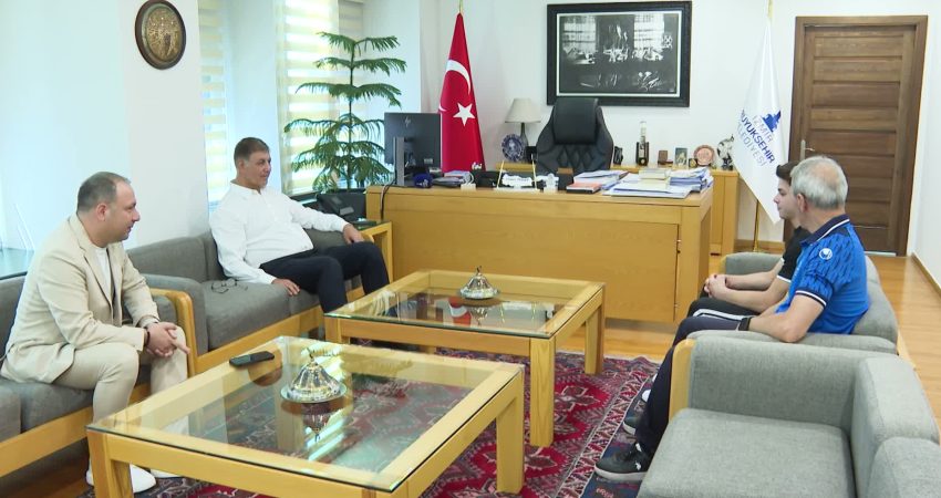 İzmir Büyükşehir Belediye Başkanı Cemil Tugay, 20. Akdeniz Oyunları’nda hem