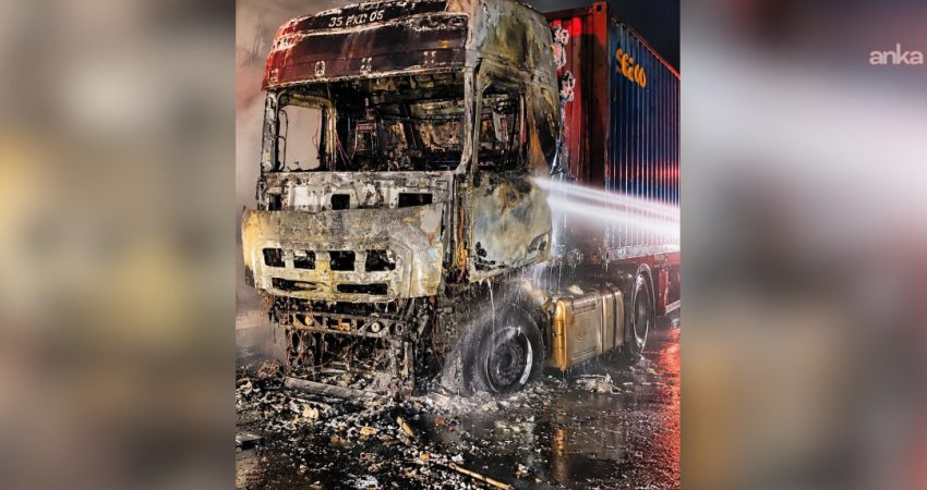 Bayraklı Tünelleri’nde TIR yangını… Alevler 20 dakikada kontrol altına alındı İzmir Büyükşehir Belediyesi İtfaiyesi ekipleri, Bayraklı Tünelleri’nin Çiğli istikametinde meydana