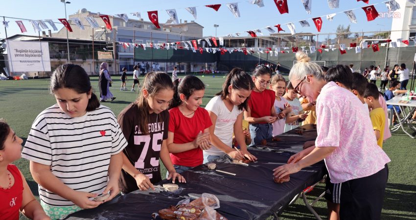 Bayraklı’da çocuklar Mahalle Şenliği’nde doyasıya eğlendi Bayraklı Belediyesi’nin çocukları ve aileleri mahallelerde eğlenceyle buluşturduğu geleneksel Mahalle