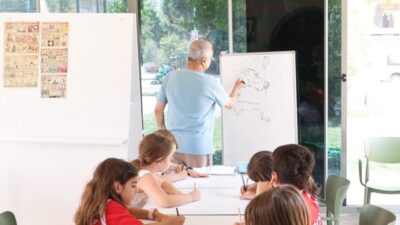 Bayraklı’da çocukların yaz tatili renkli atölyelerle hareketlendi. Ücretsiz düzenlenen yaz
