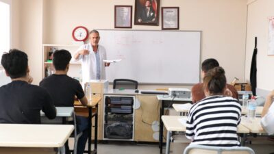 Bayraklı Belediyesi’nin üniversite sınavına hazırlanan mezun öğrencilere yönelik ücretsiz eğitim