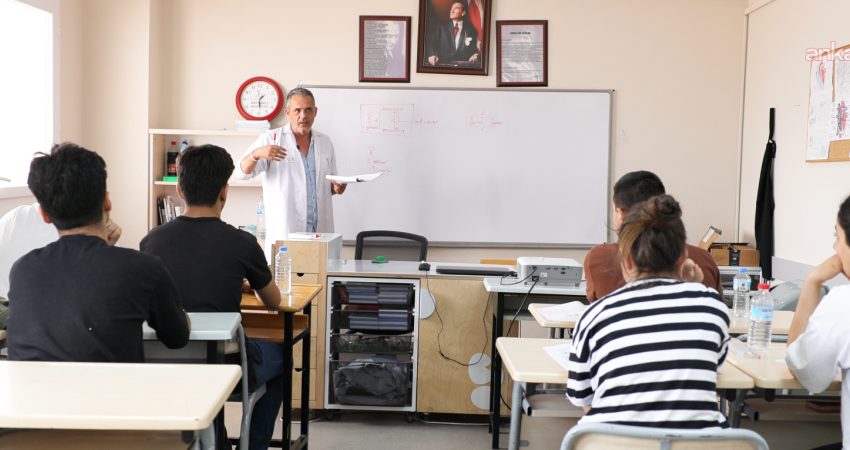 Bayraklı’da mezun öğrencilere YKS desteği Bayraklı Belediyesi’nin üniversite sınavına hazırlanan mezun öğrencilere yönelik ücretsiz eğitim