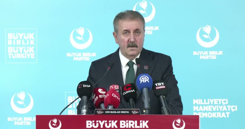 BBP Genel Başkanı Destici: “Kürtlerle kardeşiz, PKK’lılarla kardeş değiliz” BBP Genel Başkanı Mustafa Destici, "Biz bin yıldır Kürtlerle bu