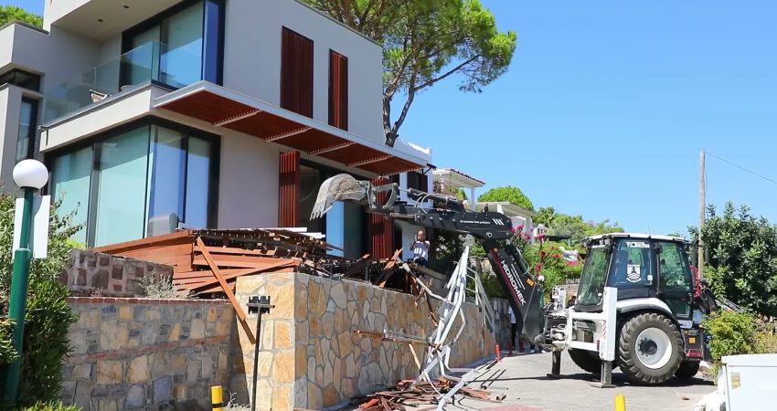 Bodrum Belediyesi, ilçe genelinde ruhsatsız ve mevzuata aykırı yapılaşmayla mücadele