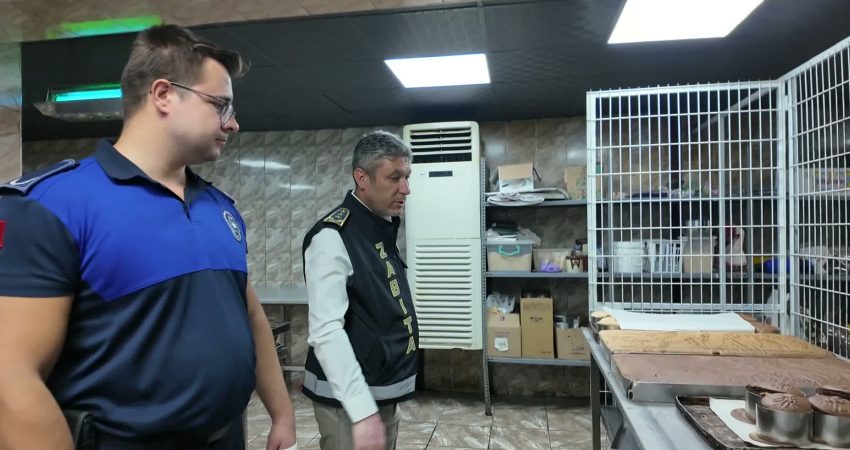Bornova Belediye Başkanı Ömer Eşki’den fırınlara gece yarısı denetimi Okulların açılmasıyla birlikte Bornova genelinde çocukların sağlığını korumak amacıyla gıda