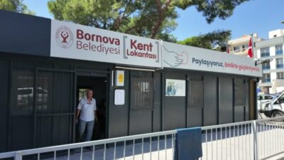 Bornova Belediyesi’nin Yakaköy’de hayata geçirdiği 20 dönümlük Dayanışma Tarlası’nda hasat