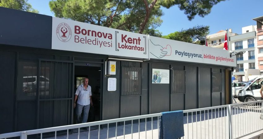 Bornova Belediyesi’nin “Dayanışma Tarlası” ürünleri sofralarda berekete dönüşüyor Bornova Belediyesi’nin Yakaköy’de hayata geçirdiği 20 dönümlük Dayanışma Tarlası’nda hasat