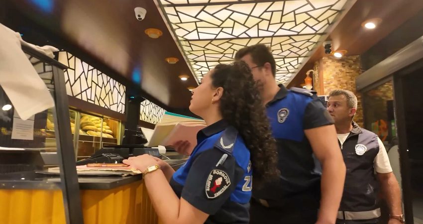 Bornova Belediyesi’nin Çamdibi’nde gerçekleştirdiği gece yarısı denetimlerinde 8 fırın mercek