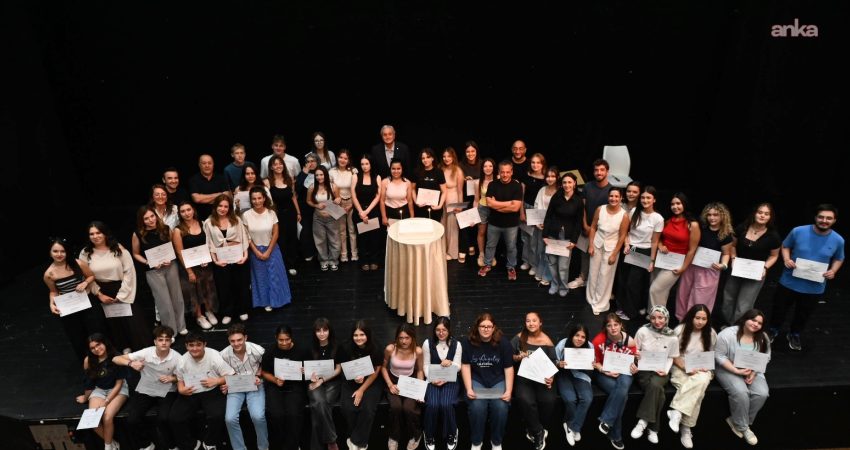 Bozüyük Belediye Tiyatrosu’nda genç oyuncular sertifikalarını aldı Bozüyük Belediye Tiyatrosu bünyesinde 2021 yılında kurulan Gençlik Tiyatrosu, bu