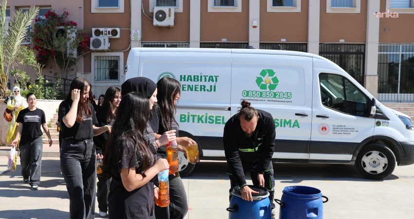 Buca’da çevreci seferberlik: Sekiz ayda 120 bin litreden fazla atık yağ geri dönüşüme kazandırıldı Buca Belediyesi’nin, çevre kirliliğinin önüne geçmek amacıyla başlattığı bitkisel atık