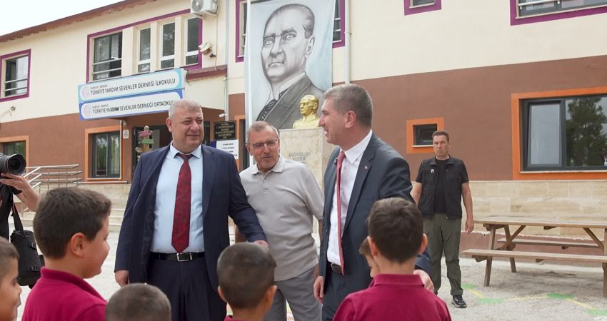 Burdur Belediyesi’nden minik öğrencilere yeni eğitim yılı hediyesi: Bin 150 kırtasiye seti dağıtıldı Burdur Belediyesi, yeni eğitim-öğretim yılının başlamasıyla kent merkezindeki okullarda birinci