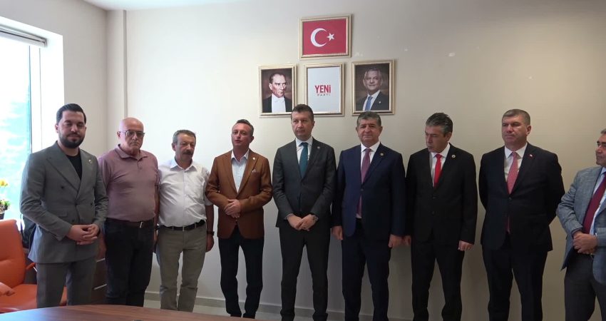 Burdur’da İl Genel Meclisi Başkanı ve 5 meclis üyesi CHP’den istifa ederek YENİ Parti’ye katıldı Burdur İl Genel Meclisi Başkanı Semih Çelikkaya ile 5 İl