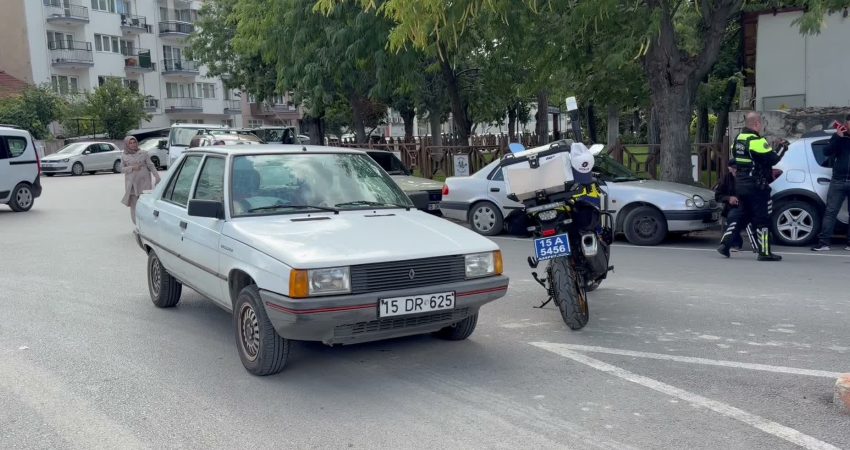 Burdur’da kızının ihbar ettiği yaşlı sürücü trafikte durduruldu, otomobil otoparka çekildi Burdur’da, 85 yaşındaki babasının otomobille evden ayrıldığını gören kadın, “Babam