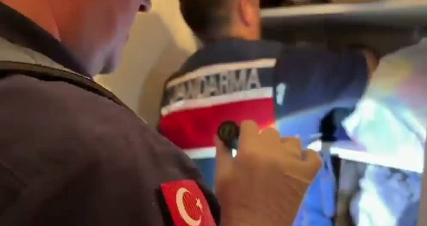 Burdur’da yasa dışı bahis operasyonu: 9 şüpheli tutuklandı Burdur merkezli Antalya'nın da dahil olduğu 2 ilde, şüphelilerin hesaplarında