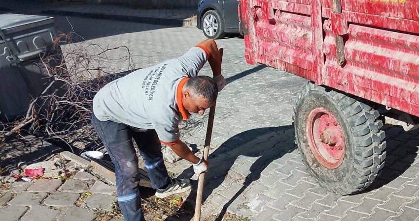 Burhaniye Belediyesi, beklenen yağışlar öncesinde tıkalı mazgalları temizleyerek su tahliye