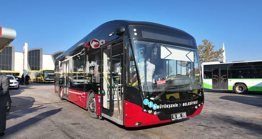 Bursa Büyükşehir Belediyesi, otobüs filosunda elektrikli araç dönüşümünü başlattı Bursa Büyükşehir Belediye Başkan Vekili Şahin Biba, toplu ulaşımda maliyetleri