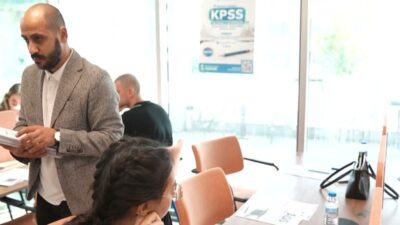 Bursa Büyükşehir Belediyesi’nin bünyesindeki gençlik merkezlerinde düzenlediği ücretsiz “KPSS Ön