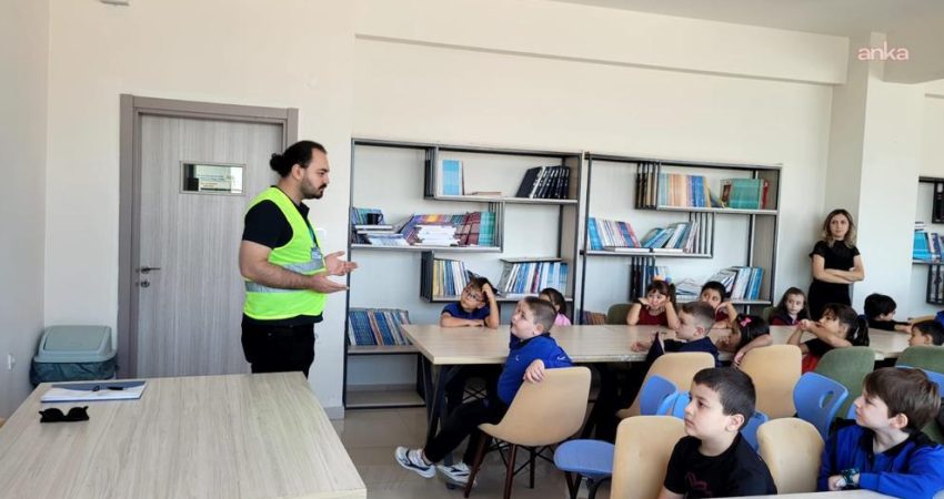 Bursa Büyükşehir Belediyesi’nden öğrencilere “su bilinci” eğitimi Bursa Büyükşehir Belediyesi, çocuklarda su bilinci oluşturmak, suyun sınırlı bir