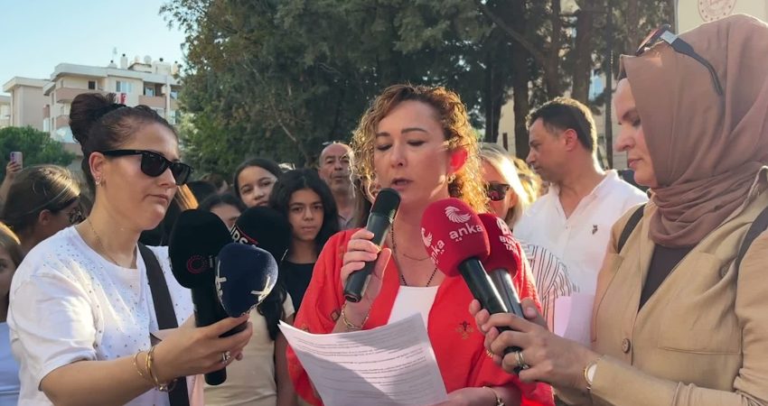Bursa’nın Nilüfer ilçesindeki Dilek Özer Ortaokulu öğrencilerinin velileri, depreme dayanıksız