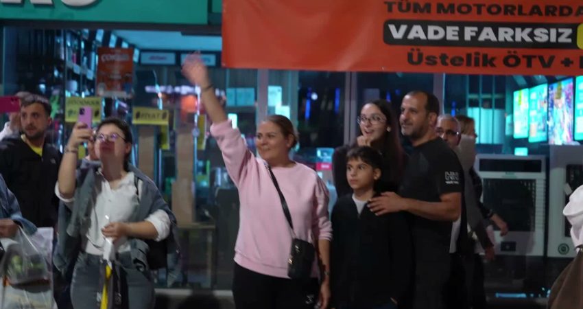 Candan Erçetin, Manisa Cumhuriyet Meydanı’nda vatandaşlarla buluştu Manisa Büyükşehir Belediyesi tarafından düzenlenen "Balkanlardan Anadolu’ya Kültür Şenliği" kapsamında