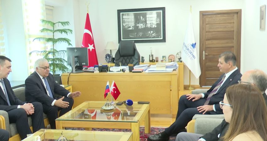 Rusya Federasyonu’nun Ankara Büyükelçisi Sergey Vershinin’i ağırlayan İzmir Büyükşehir Belediye