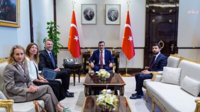 Cevdet Yılmaz, dört büyükelçiyi Cumhurbaşkanlığı Külliyesi’nde kabul etti Cumhurbaşkanı Yardımcısı Cevdet Yılmaz, Avrupa Birliği Türkiye Delegasyonu Başkanı Aivo