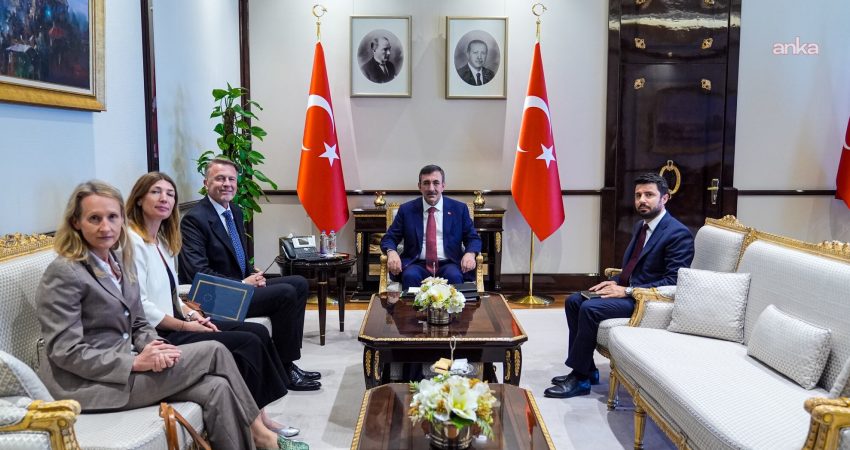 Cevdet Yılmaz, dört büyükelçiyi Cumhurbaşkanlığı Külliyesi’nde kabul etti Cumhurbaşkanı Yardımcısı Cevdet Yılmaz, Avrupa Birliği Türkiye Delegasyonu Başkanı Aivo