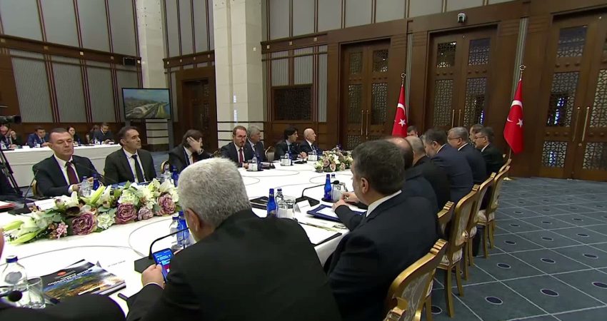 Cevdet Yılmaz: Ulusal Deniz Coğrafi Veri Merkezi ile ülkemizin deniz coğrafi veri kapasitesini ileri seviyeye taşımayı hedefliyoruz Cumhurbaşkanı Yardımcısı Cevdet Yılmaz, coğrafi veriden katma değer üretme hedeflerinin üç