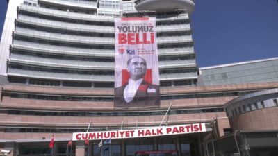 CHP'nin kuruluşunun 103'üncü yıl dönümü dolayısıyla parti genel merkez binasına