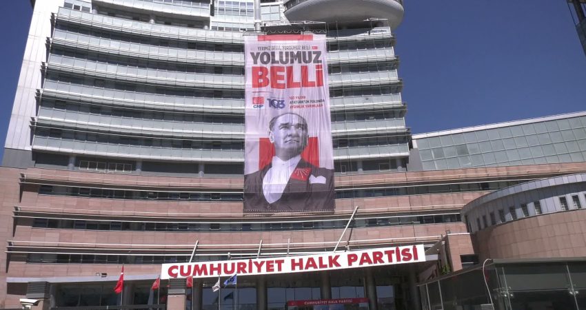 CHP'nin kuruluşunun 103'üncü yıl dönümü dolayısıyla parti genel merkez binasına