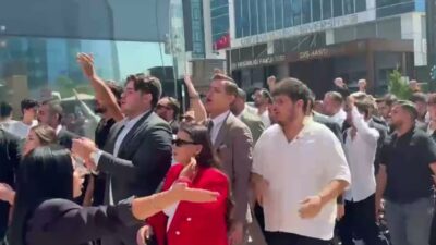 CHP Gençlik Kolları üyeleri, Genel Merkez'e gelişlerinde marşlar ve sloganlarla