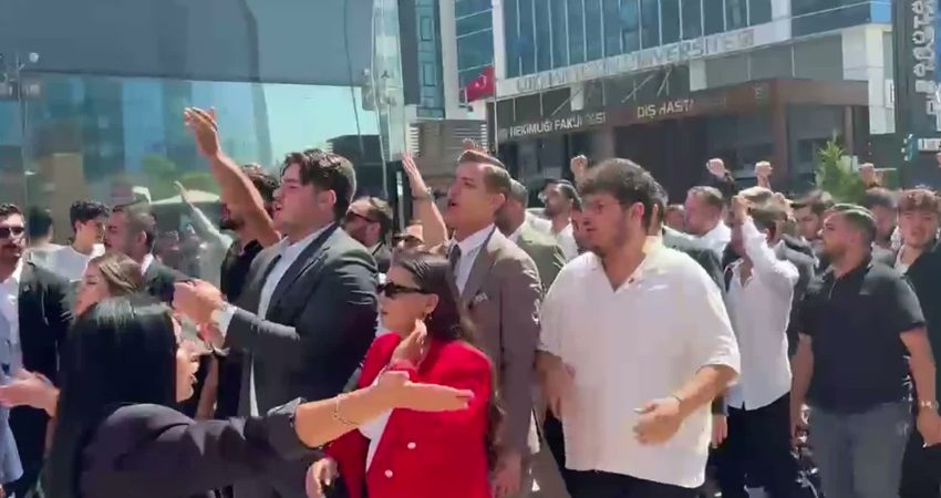 CHP Gençlik Kolları üyeleri, Genel Merkez'e gelişlerinde marşlar ve sloganlarla