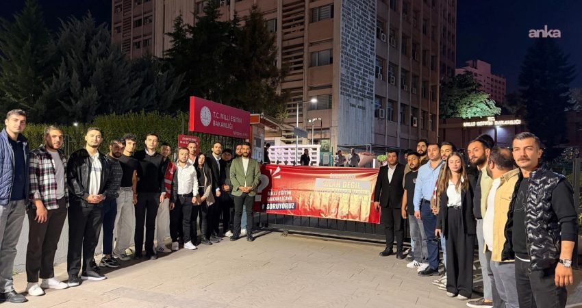 CHP Gençlik Kolları, okullarda yaşanan silahlı saldırılara tepki göstermek amacıyla