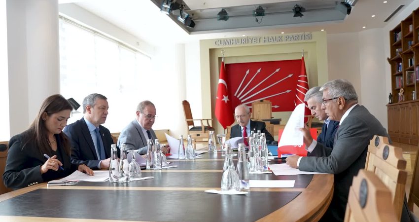CHP Genel Başkanı Kemal Kılıçdaroğlu, Ekonomi Masası toplantısına başkanlık etti CHP Genel Başkanı Kemal Kılıçdaroğlu, Borsa İstanbul'da yaşanan olağanüstü fiyat